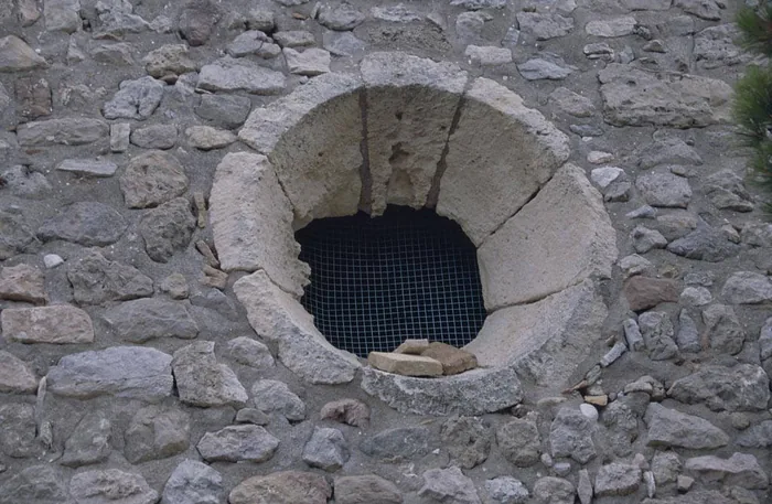 Detall de l'obertura circular del santuari, amb les dovelles de pedra al voltant
