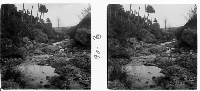La riera de Pontons el 1913, catorze anys abans de la sol·licitud de canvi de titularitat de Pau Lluís Weell. És el llit que Castellanos descrivia saltant «de roca en roca».