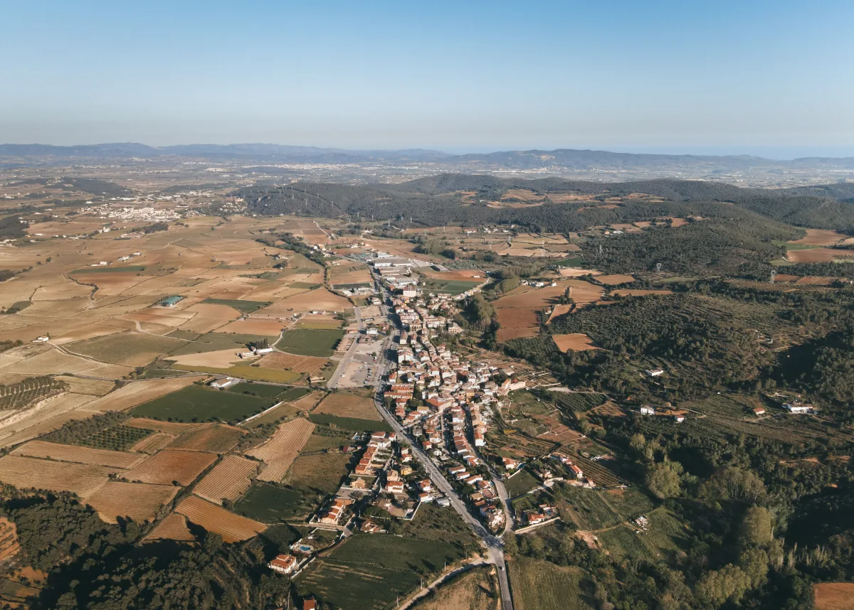 Torrelles de Foix des de l’aire, amb el nucli urbà envoltat de vinyes