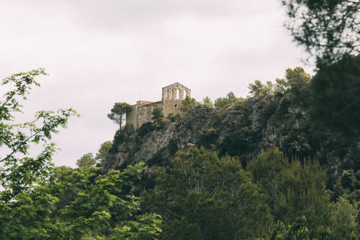 El turó de Foix vist des del fondal, amb el santuari dalt de la cinglera