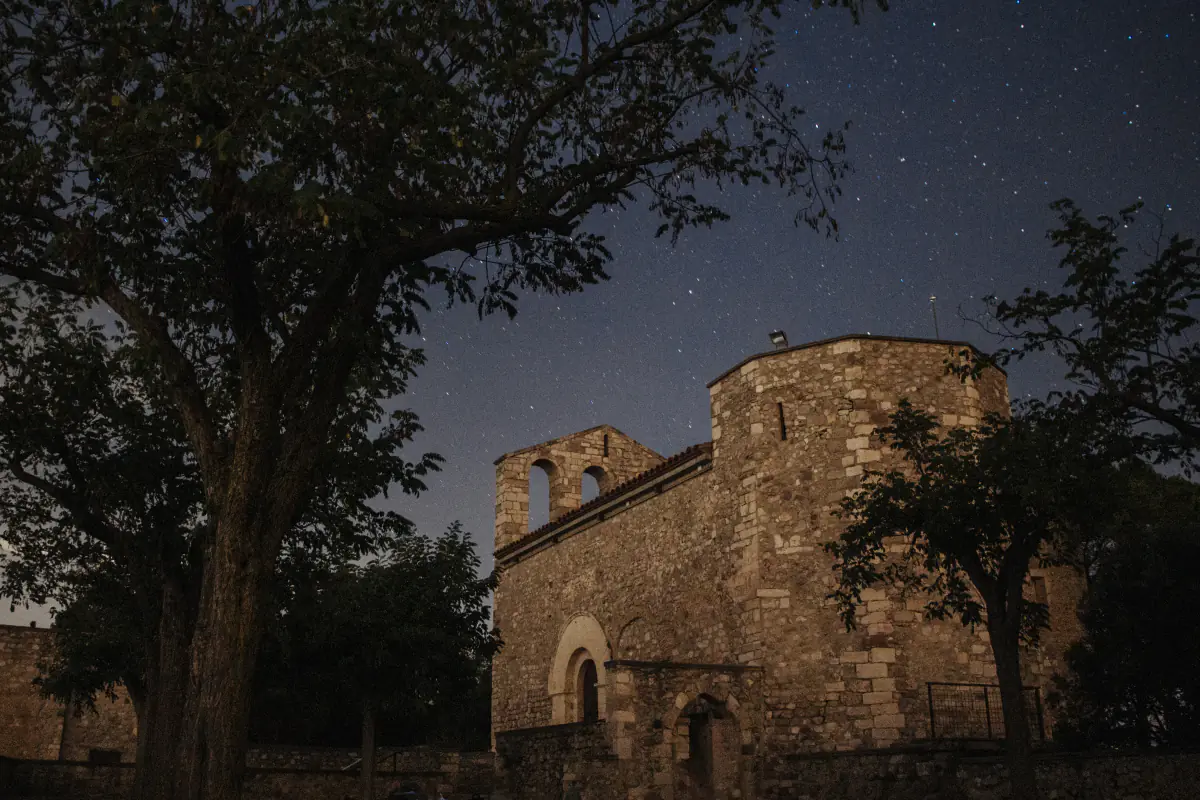 El santuari de Santa Maria de Foix de nit, entre arbres i sota un cel estrellat