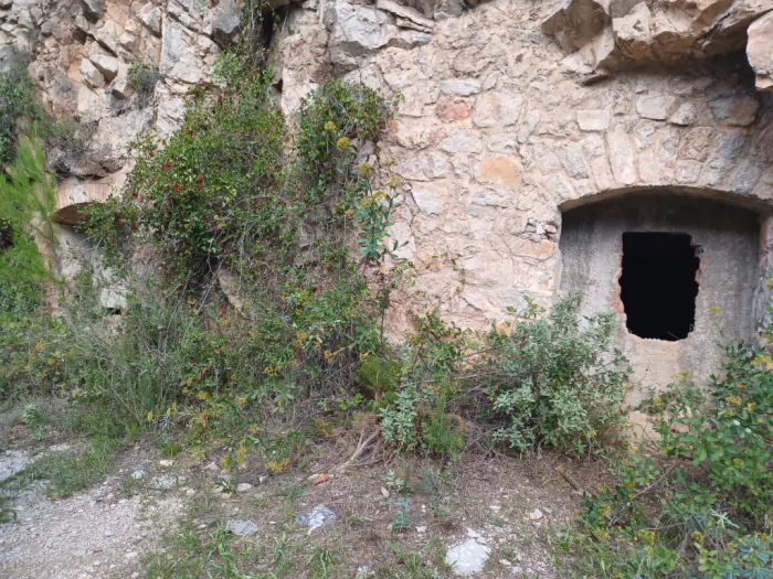 La boca de llevant. La fotografia mostra el tapiat i una obertura posterior; la fitxa atribueix les obertures a actes vandàlics.