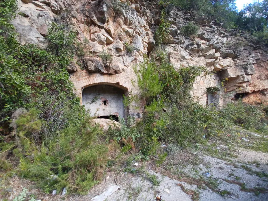 Les dues boques tapiades de la mina de les Calaveres, obertes a la roca