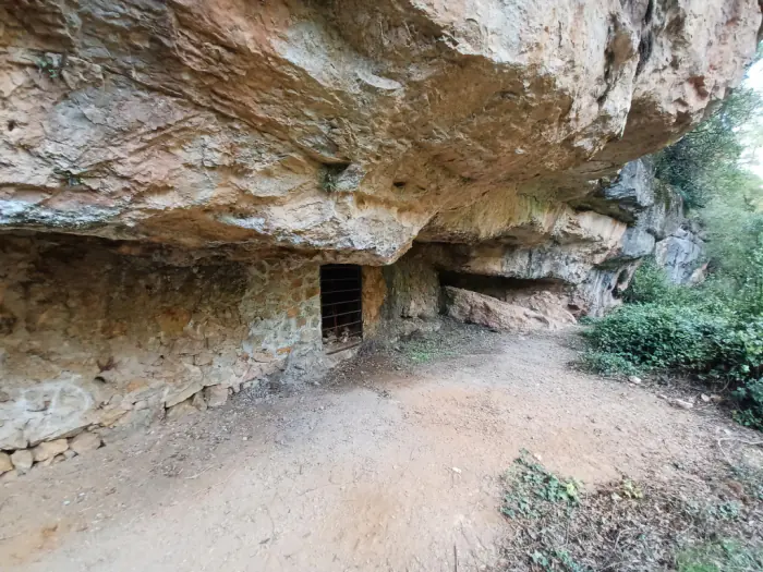 La boca de les roques de Sant Joan, sota la balma. És la que cau a seixanta-tres metres del punt calculat.