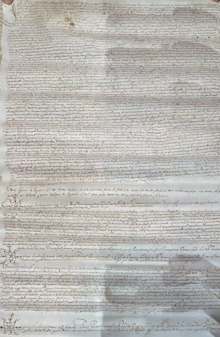 El pergamí sencer de 1623, amb el text llatí atapeït i, a dues terceres parts d'alçada, les dues línies en català de la ferma de senyoria
