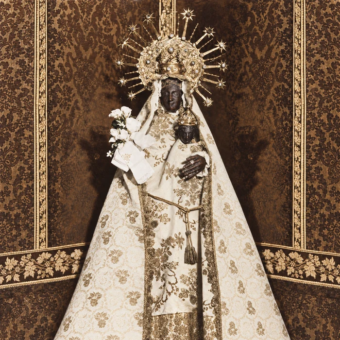 La Mare de Déu amb els vestits de culte