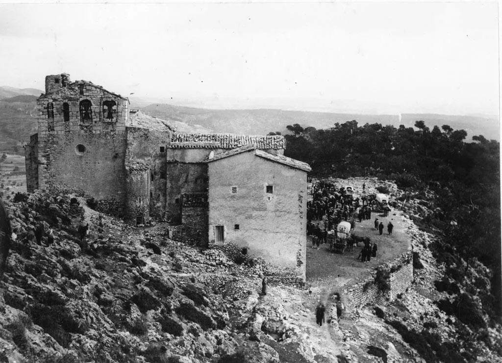 The sanctuary atop the hill with the farmhouse, and the access path full of people and carts on an aplec day
