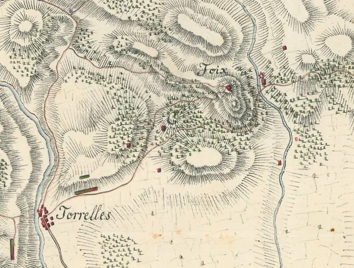 Foix en lo alto del cerro, con la iglesia en rojo, y debajo a la izquierda el cerro marcado con una C. Más abajo, Torrelles.