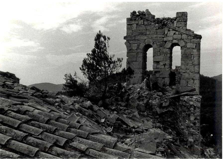 La cubierta y el campanario dañados